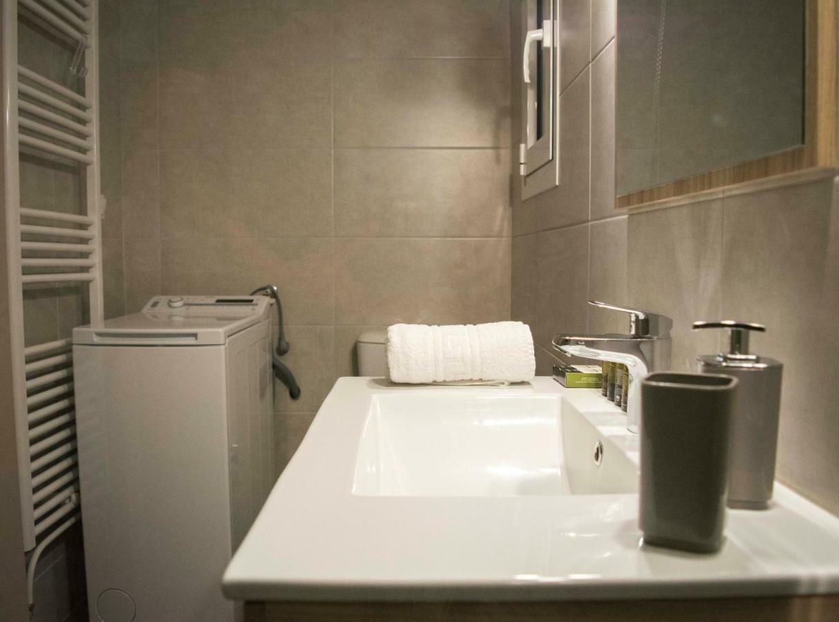 Chic And Minimal Apartment Close To Thissio Metro アテネ エクステリア 写真