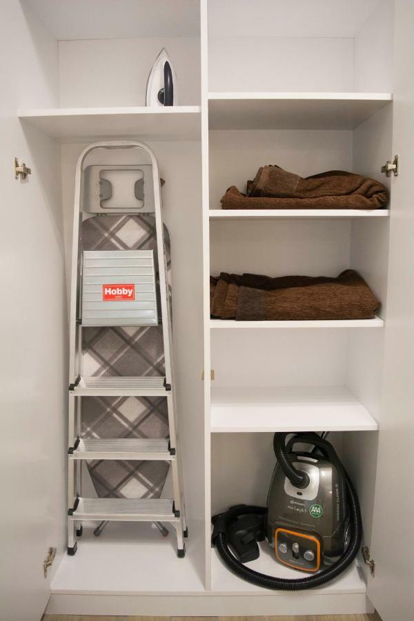 Chic And Minimal Apartment Close To Thissio Metro アテネ エクステリア 写真